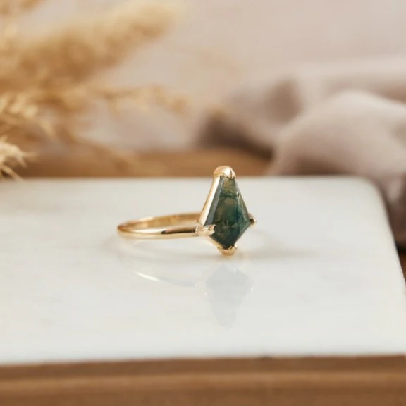 10k Yellow Solitaire with 1.25ct Kite Moss Agate - Image 2