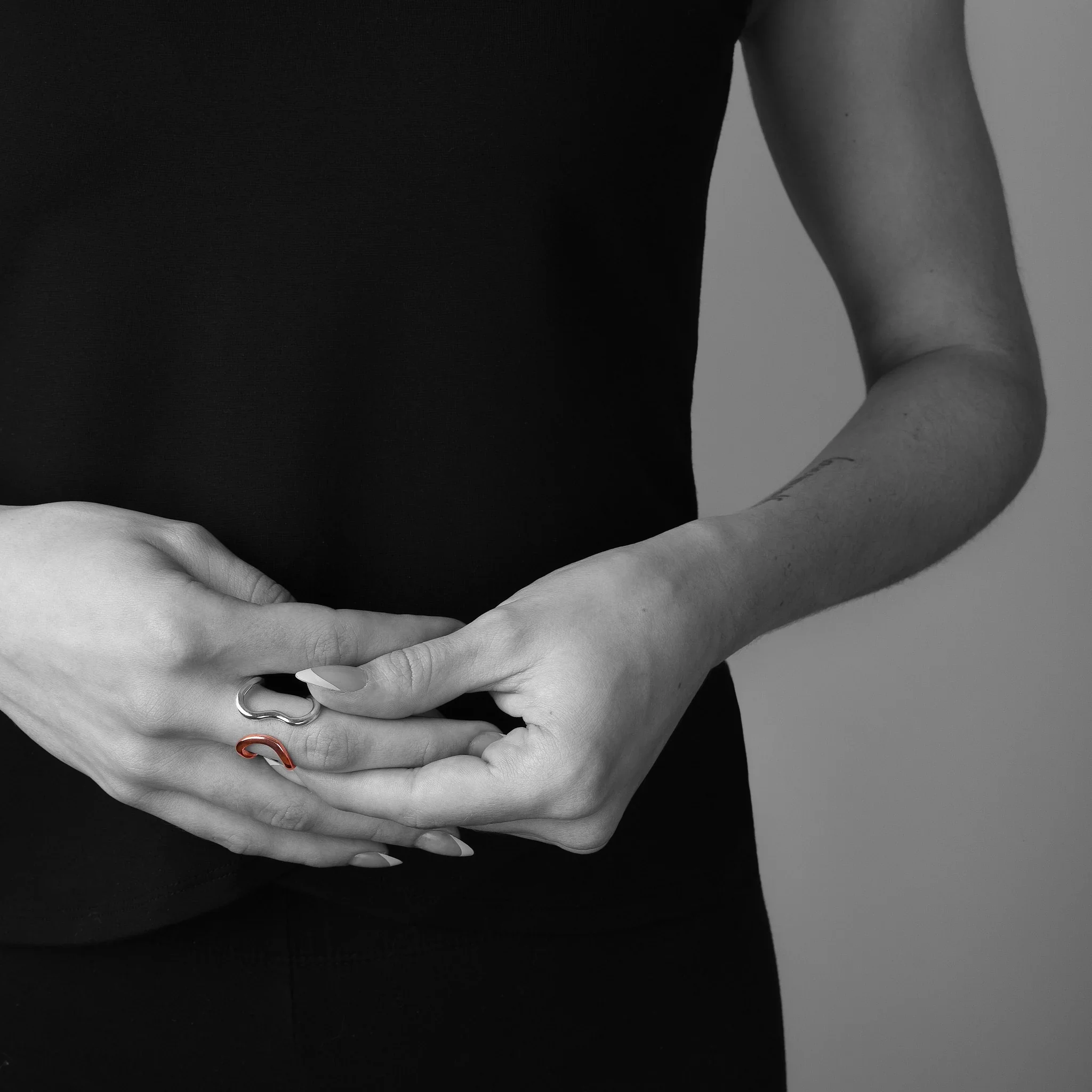 4 Ways to Wear Silver and Copper Curve Ring - Image 3