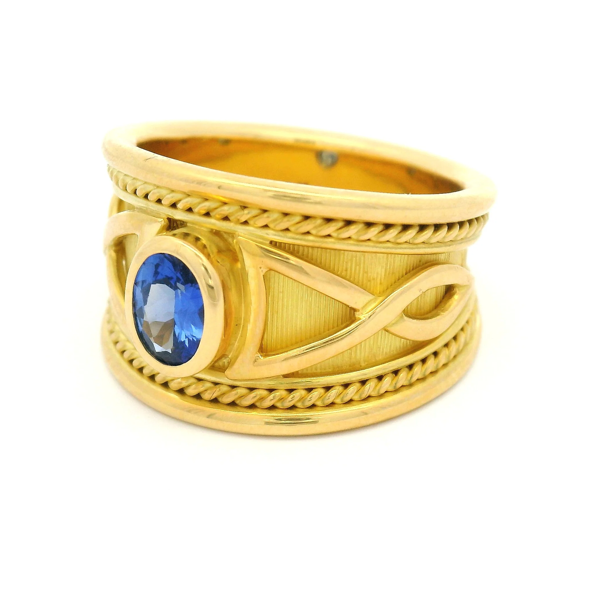 18k Yellow Engraved Ring with Natural 0.54ct Oval Blue Sapphire - Image 2