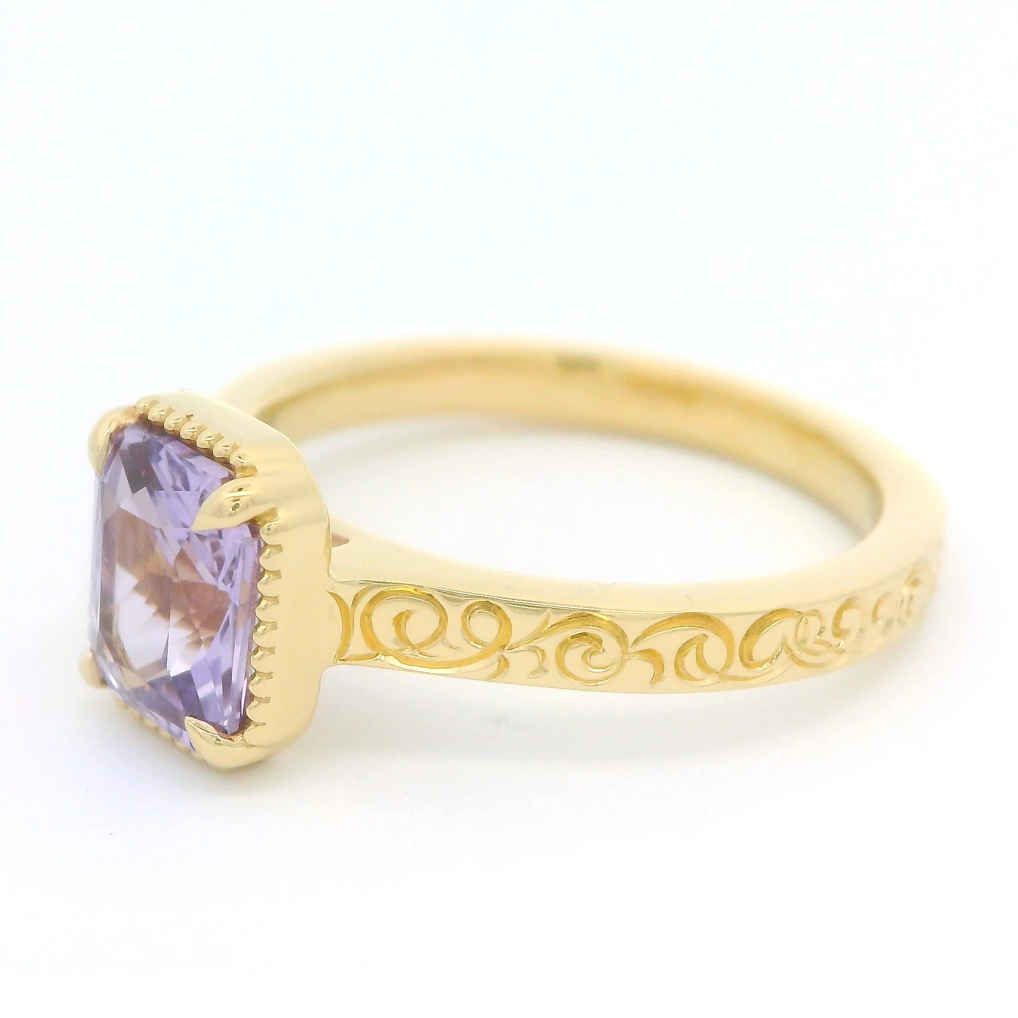 18k Yellow Ring with 1.63ct Lavender Sapphire and Accent Hand Engraving - Image 2