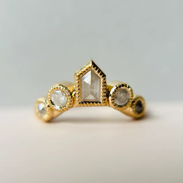 Foxborough - Shield & Brilliant-Cut Diamond 14k Yellow Contour Band - Image 3