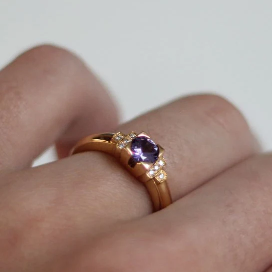 19k Rose Gold Ring with 0.86ct Round Purple Sapphire and Accent Diamonds - Image 5