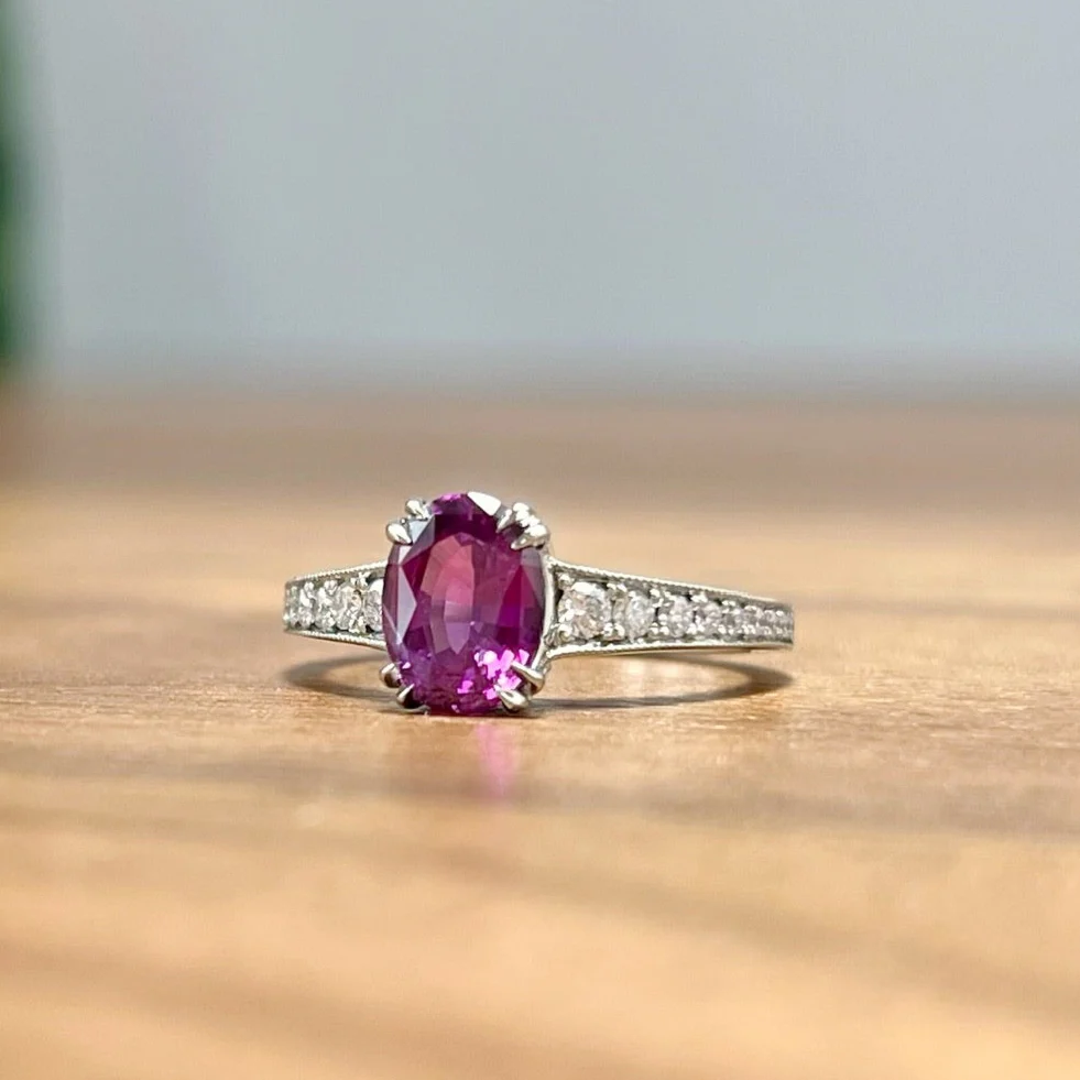 18k White Ring with 1.90ct Oval Pink Sapphire and Accent Diamonds - Image 3