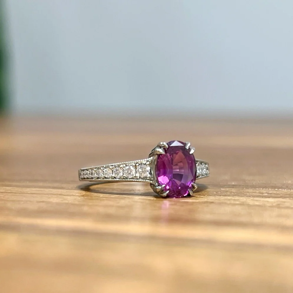 18k White Ring with 1.90ct Oval Pink Sapphire and Accent Diamonds - Image 4